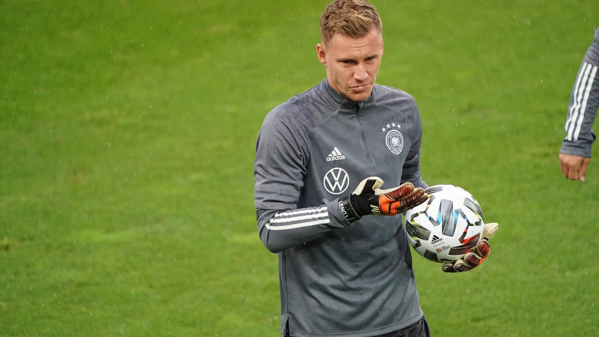 Bernd Leno: Der Arsenal-Torwart konnte in Abwesenheit des verletzten Marc-André ter Stegen sowie des geschonten Manuel Neuer in der ersten Halbzeit wenig glänzen. Nach der Pause dann bei den Gegentoren machtlos, parierte einmal gut gegen Tufan. Als Nummer drei für die EM gut genug. Note 3