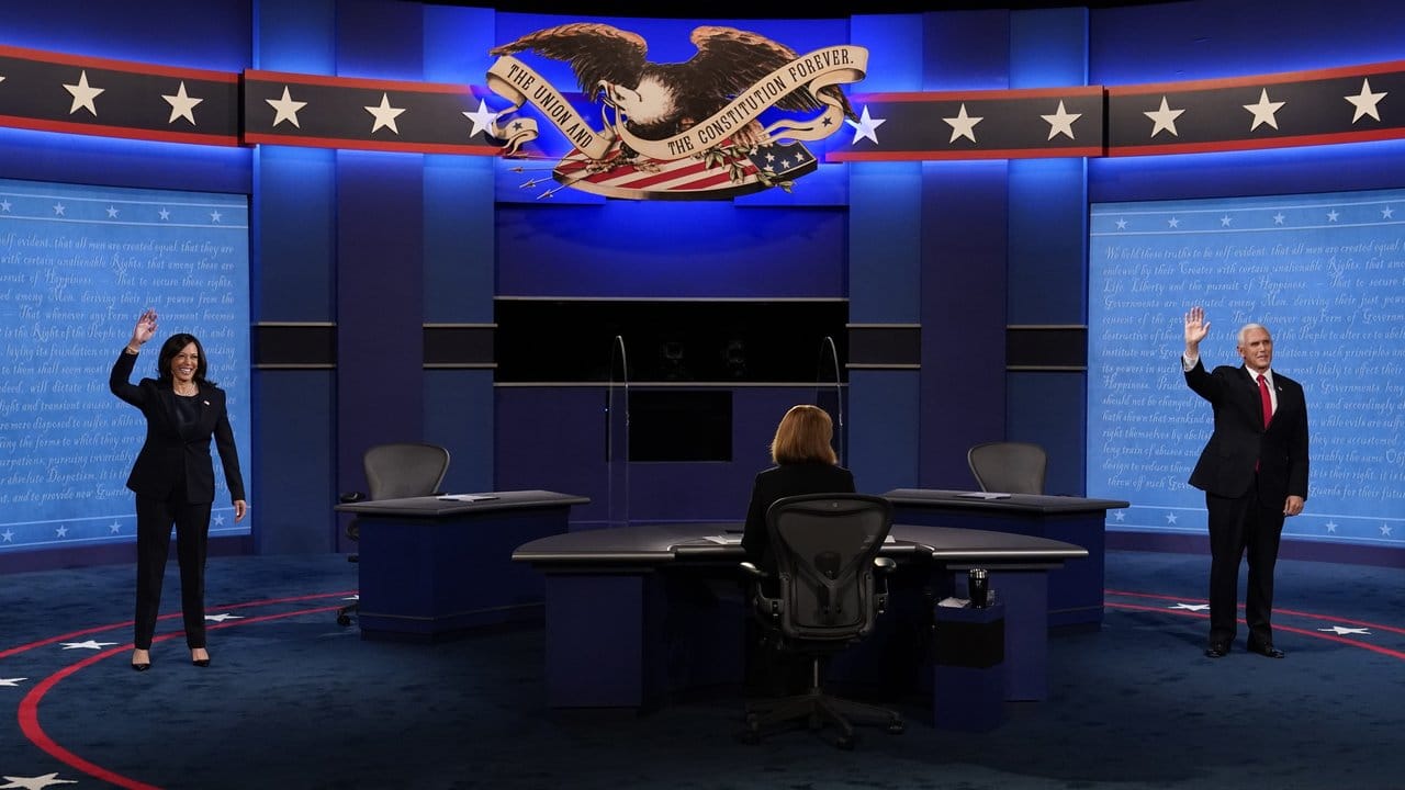 Kamala Harris (l), Vize-Präsidentschaftskandidatin der Demokraten, und Mike Pence, Vizepräsident der USA, kommen zur TV-Debatte.