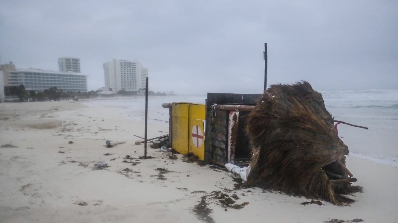 Ein Rettungsschwimmerturm liegt am Strand von Cancun.