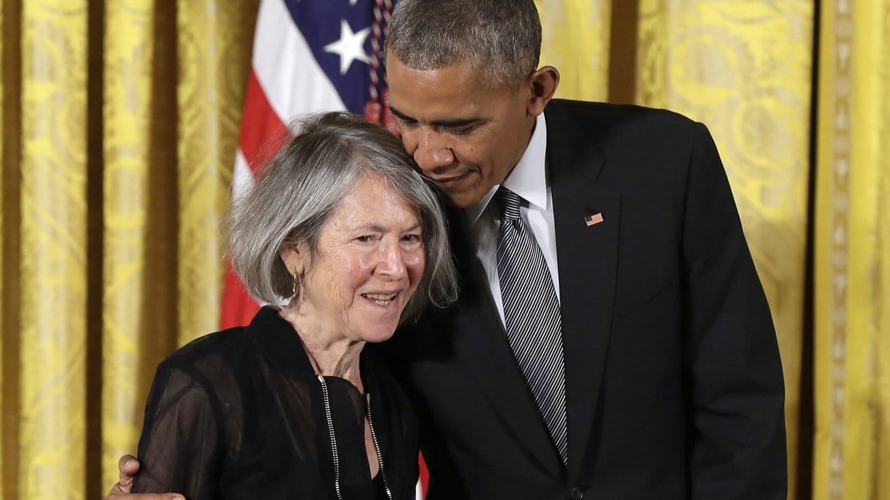 Der damalige US-Präsident Barack Obama umarmt die amerikanische Poetin Louise Glück bei der Verleihung der National Humanities Medal (Medaille für Geisteswissenschaften) im Weißen Haus.