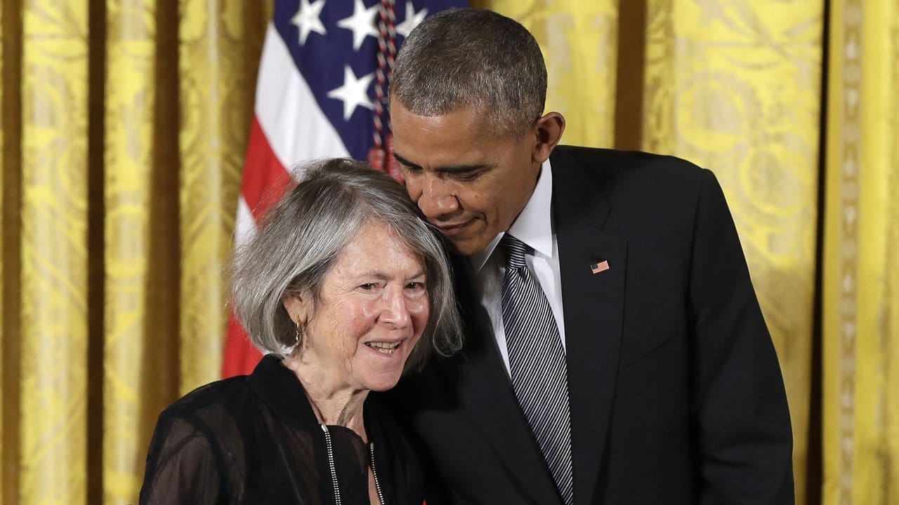 Der damalige US-Präsident Barack Obama ehrte Louise Glück 2016 mit der National Humanities Medal (Medaille für Geisteswissenschaften). Der damalige US-Präsident Barack Obama ehrte Louise Glück 2016 mit der National Humanities Medal (Medaille für Geisteswissenschaften).