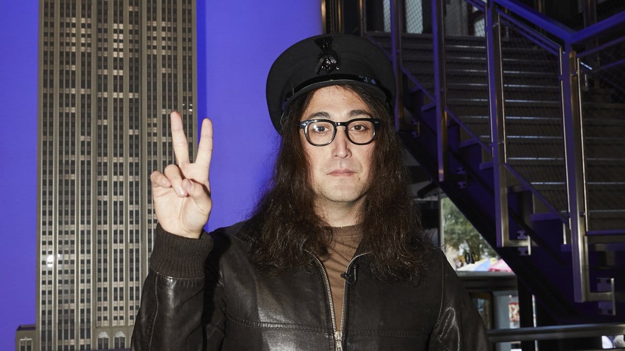 Sean Lennon bei einer Zeremonie am Empire State Building zu Ehren seines Vaters. Sean Lennon bei einer Zeremonie am Empire State Building zu Ehren seines Vaters.