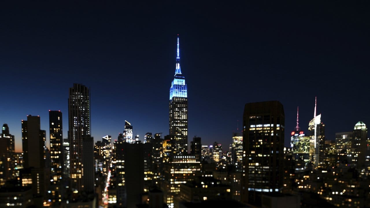 Die Spitze des Empire State Buildings leuchtet zu Ehren von John Lennon. Die Spitze des Empire State Buildings leuchtet zu Ehren von John Lennon.