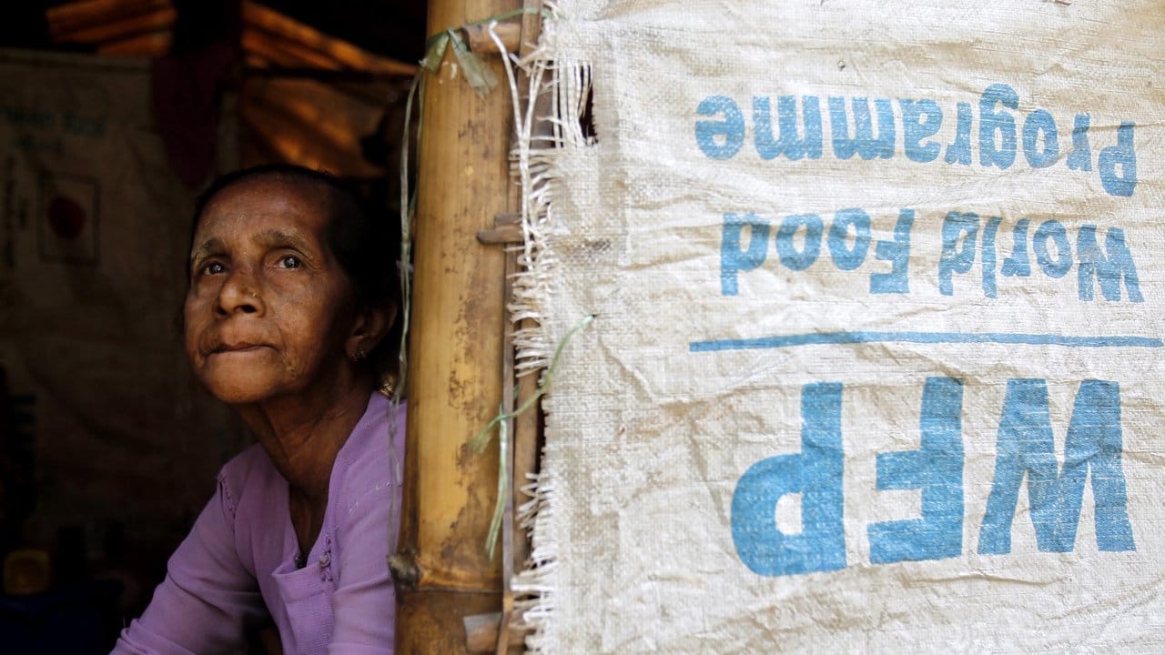 Eine ältere Frau schaut aus einem Zelt imi einem Flüchtlingslager in Myanmar.