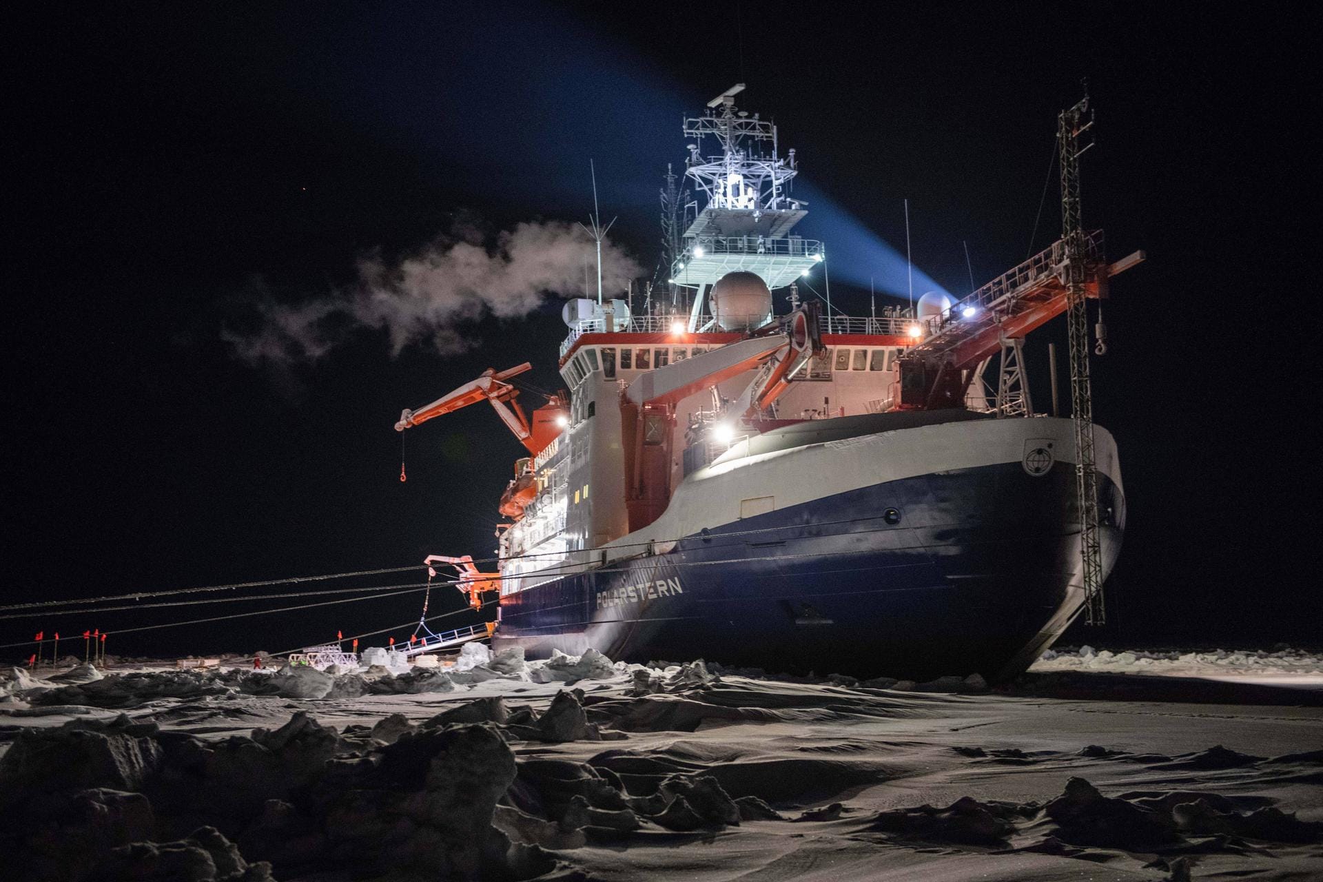 Während der Expedition ließen die Forscher das Schiff absichtlich einfrieren.