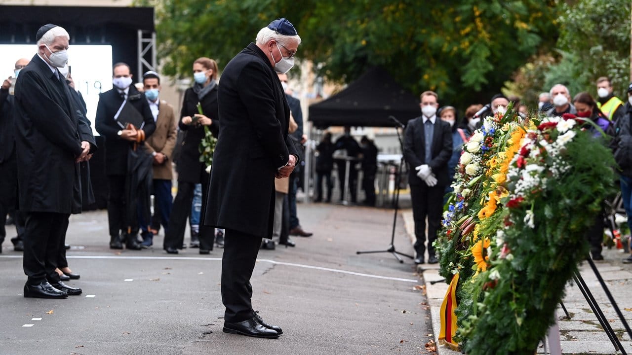Bundespräsident Frank-Walter Steinmeier gedenkt neben Josef Schuster (l), Präsident des Zentralrates der Juden in Deutschland, vor der Synagoge in Halle/Saale den Opfern des Anschlages.