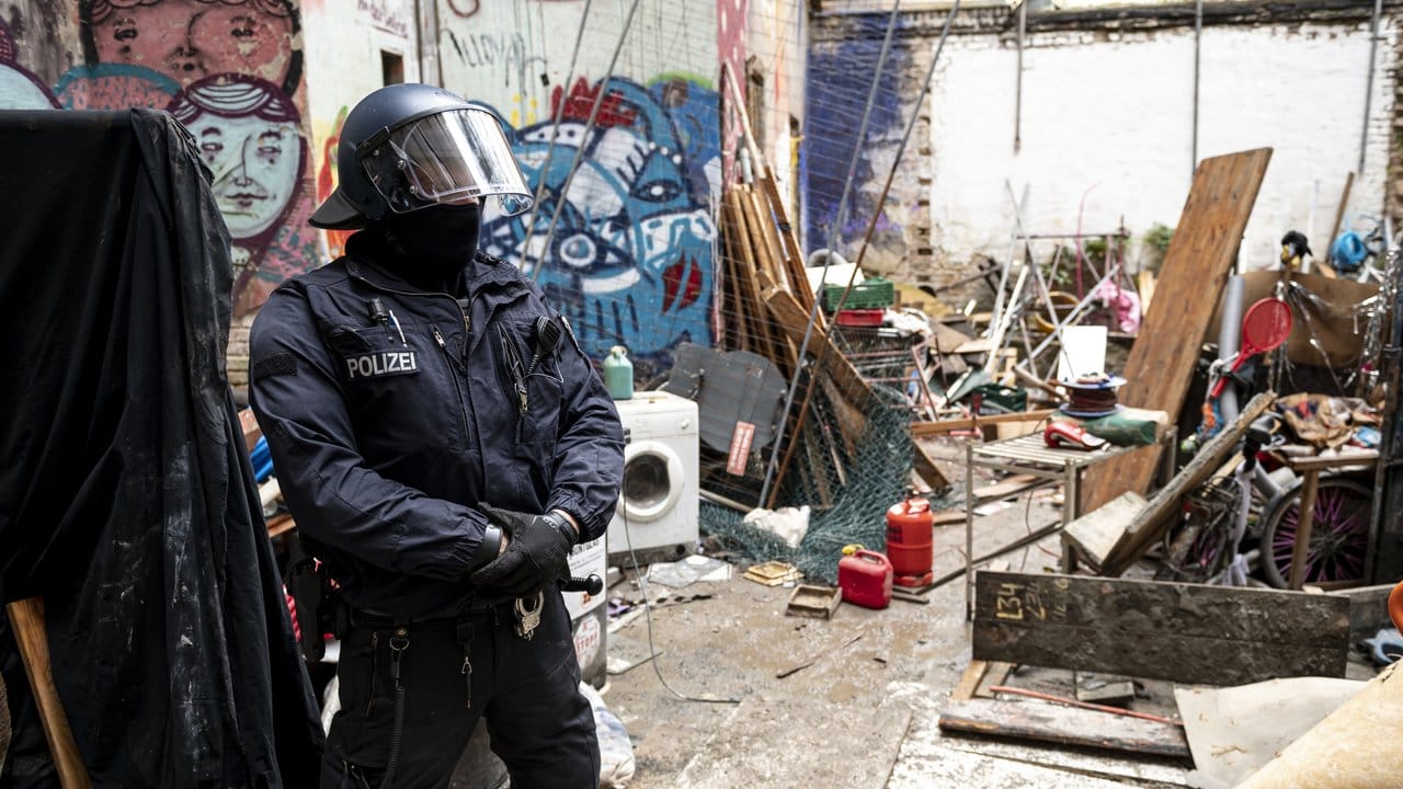 Ein Polizist steht nach der Räumung im Innenhof des ehemals besetzten Hauses "Liebig 34".