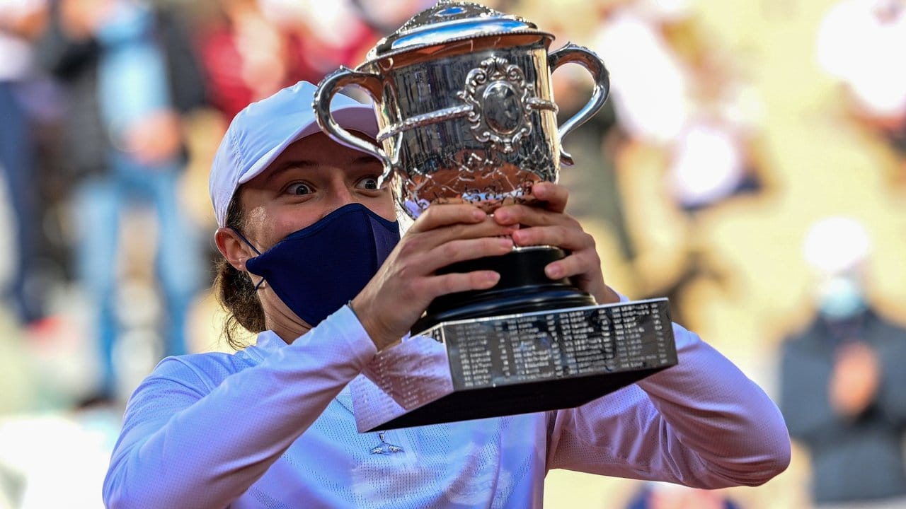 Gewinnerin Iga Swiatek hält ihre Trophäe in den Händen. Gewinnerin Iga Swiatek hält ihre Trophäe in den Händen.