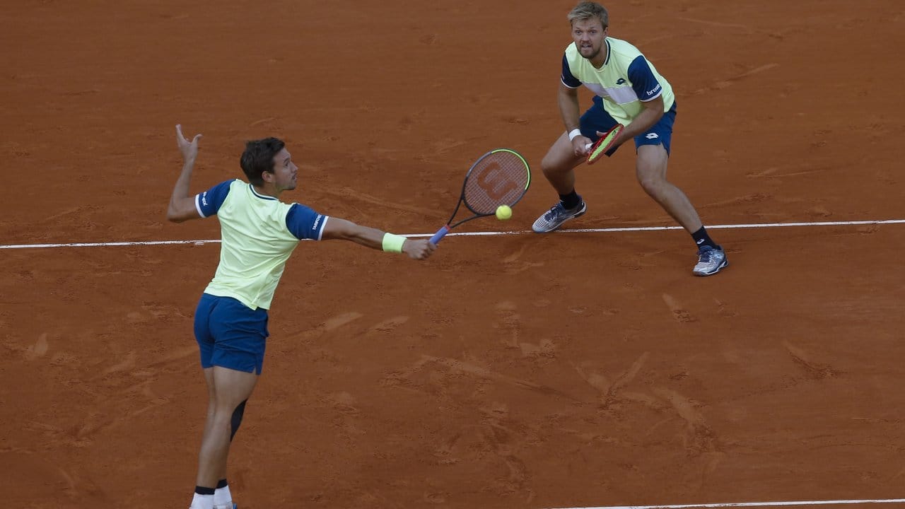 Kevin Krawietz (r) und Andreas Mies haben nach 2019 auch 2020 im Stade Roland Garros den Titel im Herren-Doppel errungen.