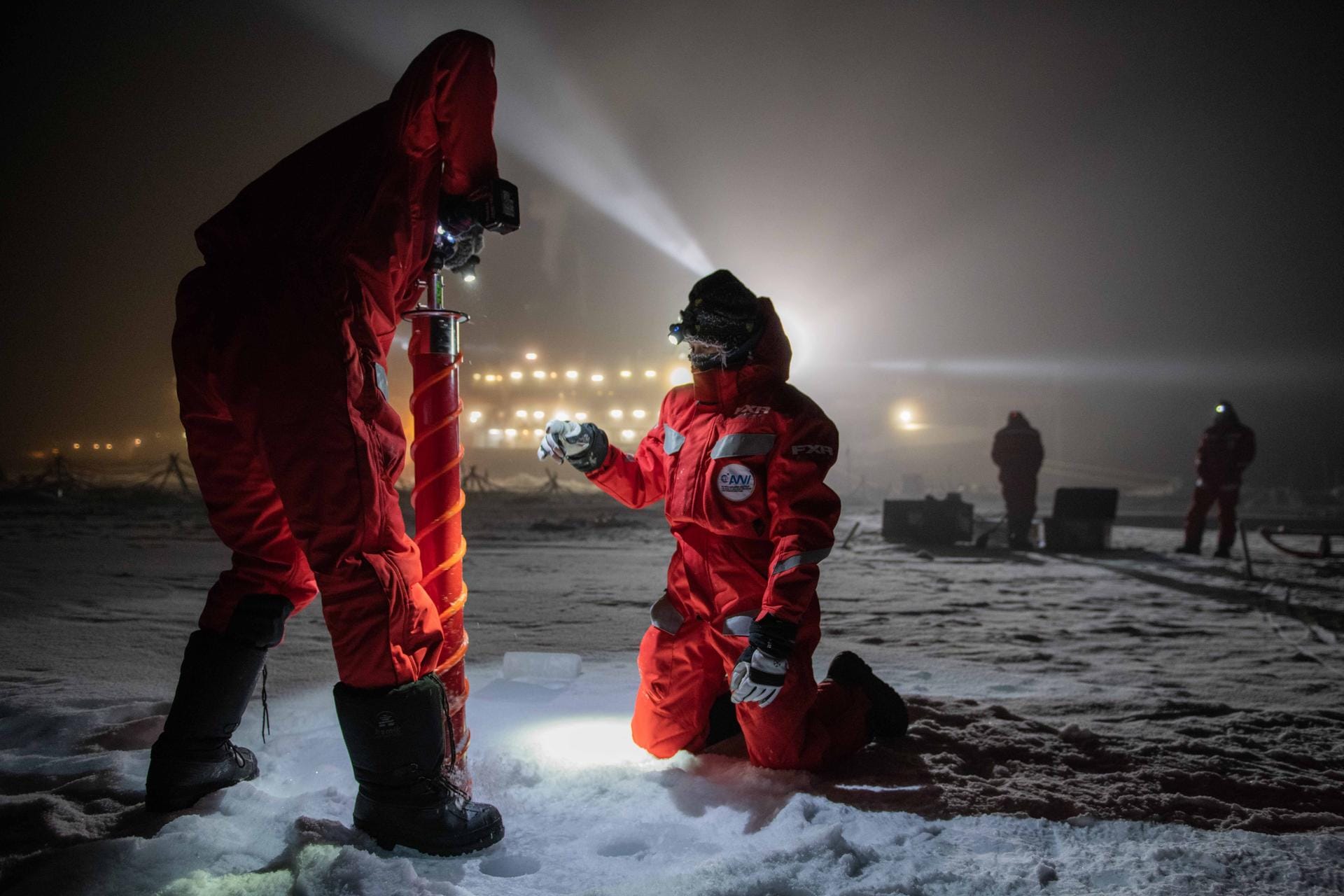 Zwei Wissenschaftler bohren im Eis: Ein Ziel der Expedition war es, die Auswirkungen der Klimakrise auf die Arktis zu erforschen.