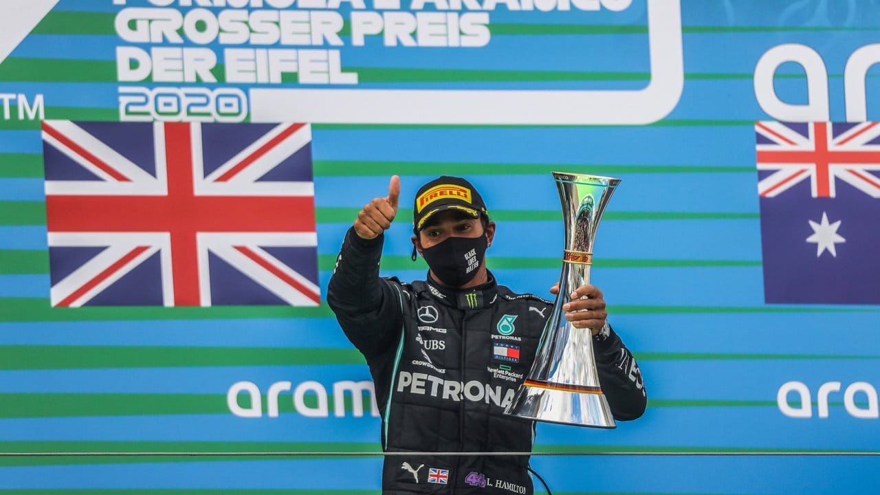 Lewis Hamilton feiert seinen Sieg auf dem Podest: Der Mercedes-Pilot hat den Großen Preis der Eifel gewonnen.