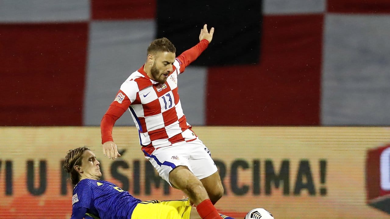 Kroatiens Nikola Vlasic (r) und Schwedens Kristoffer Olsson kämpfen um den Ball.