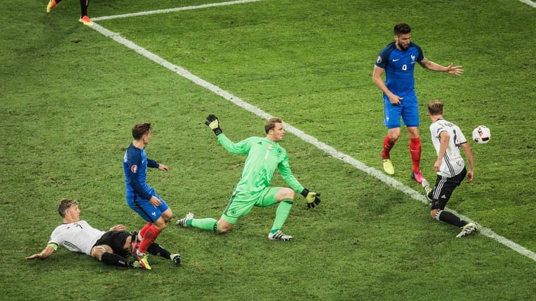 Nach dem knappen Erfolg im Elfmeterschießen im Viertelfinale gegen Italien war für die deutsch Elf im Halbfinale der EM 2016 Schluss. Gegen Frankreich unterlag die DFB-Elf verdient mit 0:2. Es war zugleich das letzt Pflichtländerspiel von Bastian Schweinsteiger (li.).