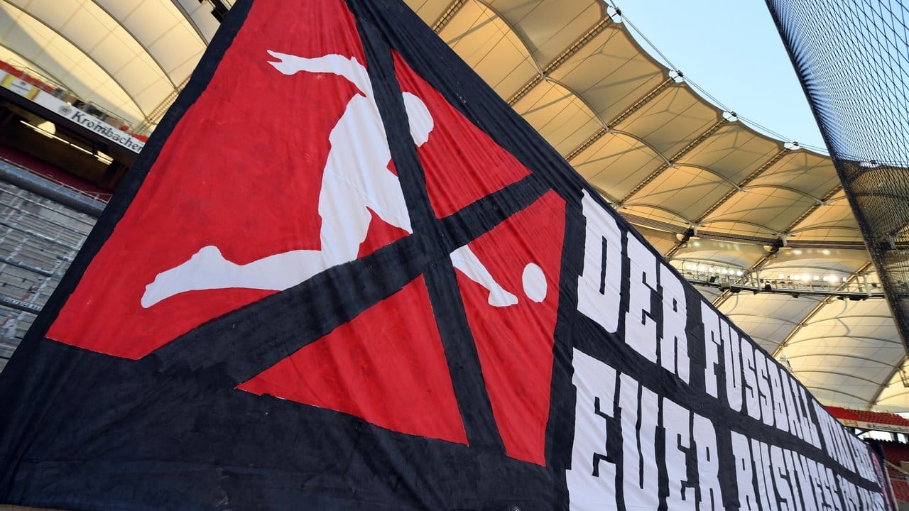 Politik und Fan-Organisationen machen Druck, die Bundesliga-Clubs selbst sind in der Corona-Krise zum Umdenken gezwungen. Politik und Fan-Organisationen machen Druck, die Bundesliga-Clubs selbst sind in der Corona-Krise zum Umdenken gezwungen.