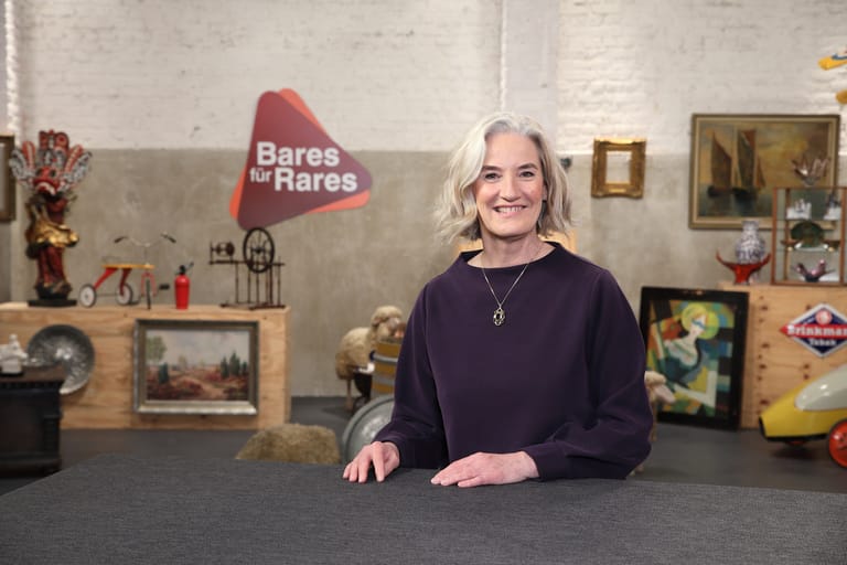 Dr. Friederike Werner: Sie ist seit 2019 Expertin für Gegenstände der Kunst und des Kunsthandwerks bei "Bares für Rares". Sie ist Wissenschaftlerin und Buchautorin und studierte Kunstgeschichte, Ägyptologie und Klassische Archäologie.