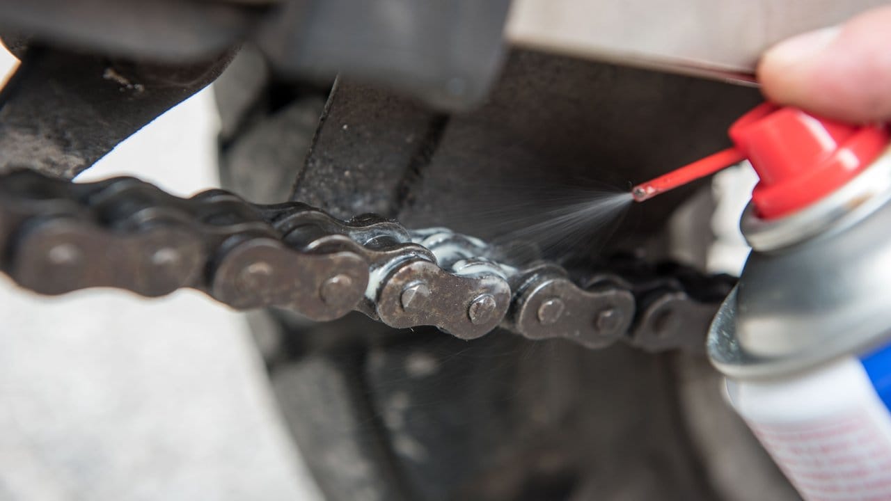 Gut geschmiert: Wer ein Motorrad mit Kettenantrieb hat, säubert auch die Kette und behandelt sie mit einem geeignetem Spray. Gut geschmiert: Wer ein Motorrad mit Kettenantrieb hat, säubert auch die Kette und behandelt sie mit einem geeignetem Spray.