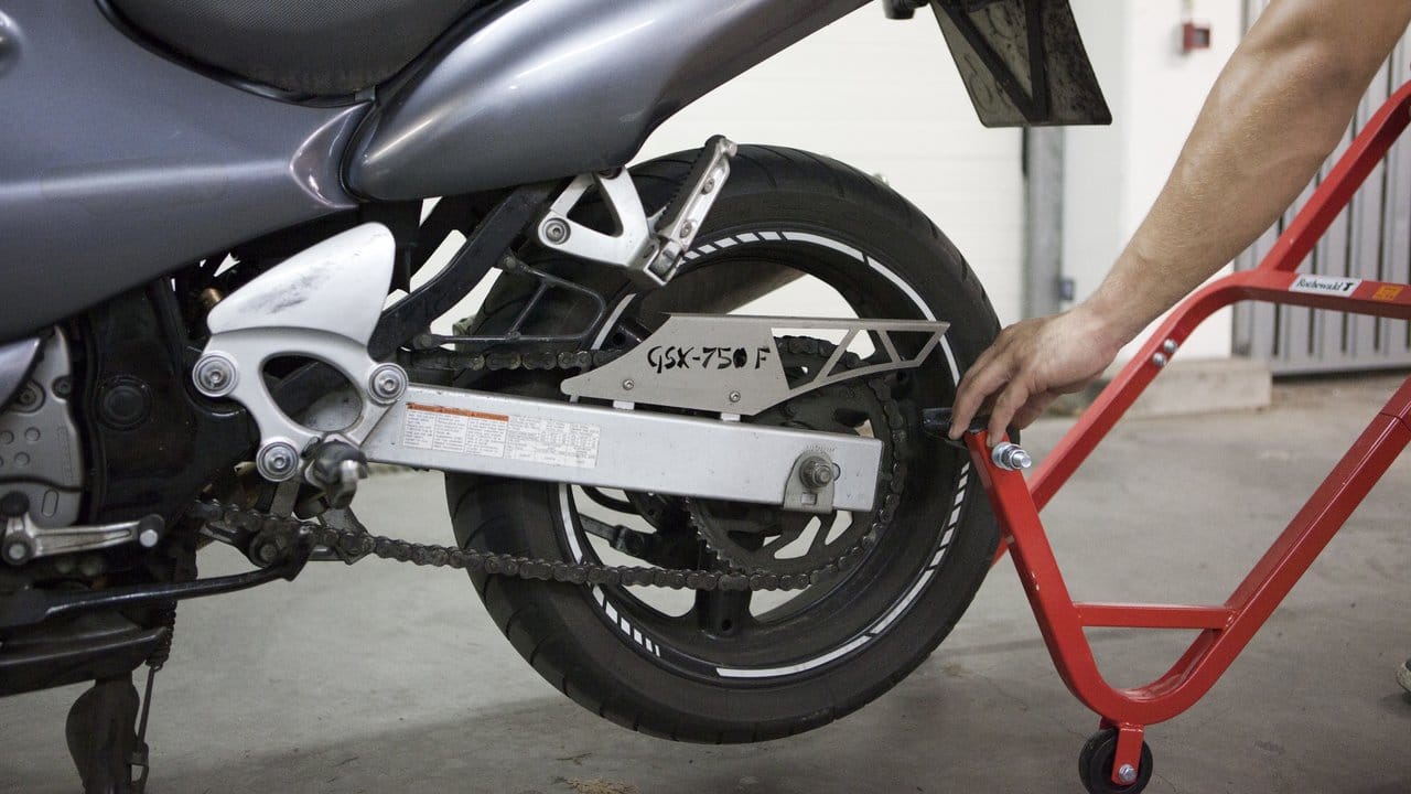 Hoch die "Beinchen": Wer sein Motorrad aufgebockt überwintern lässt, kann Standplatten an den Reifen vorbeugen.