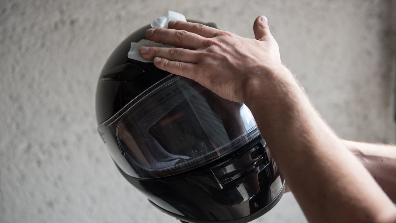 Schutz ohne Schmutz: Der Helm lässt sich mit milder Seifenlauge abwaschen, vielfach lässt sich auch das Innenfutter für eine Reinigung herausnehmen.