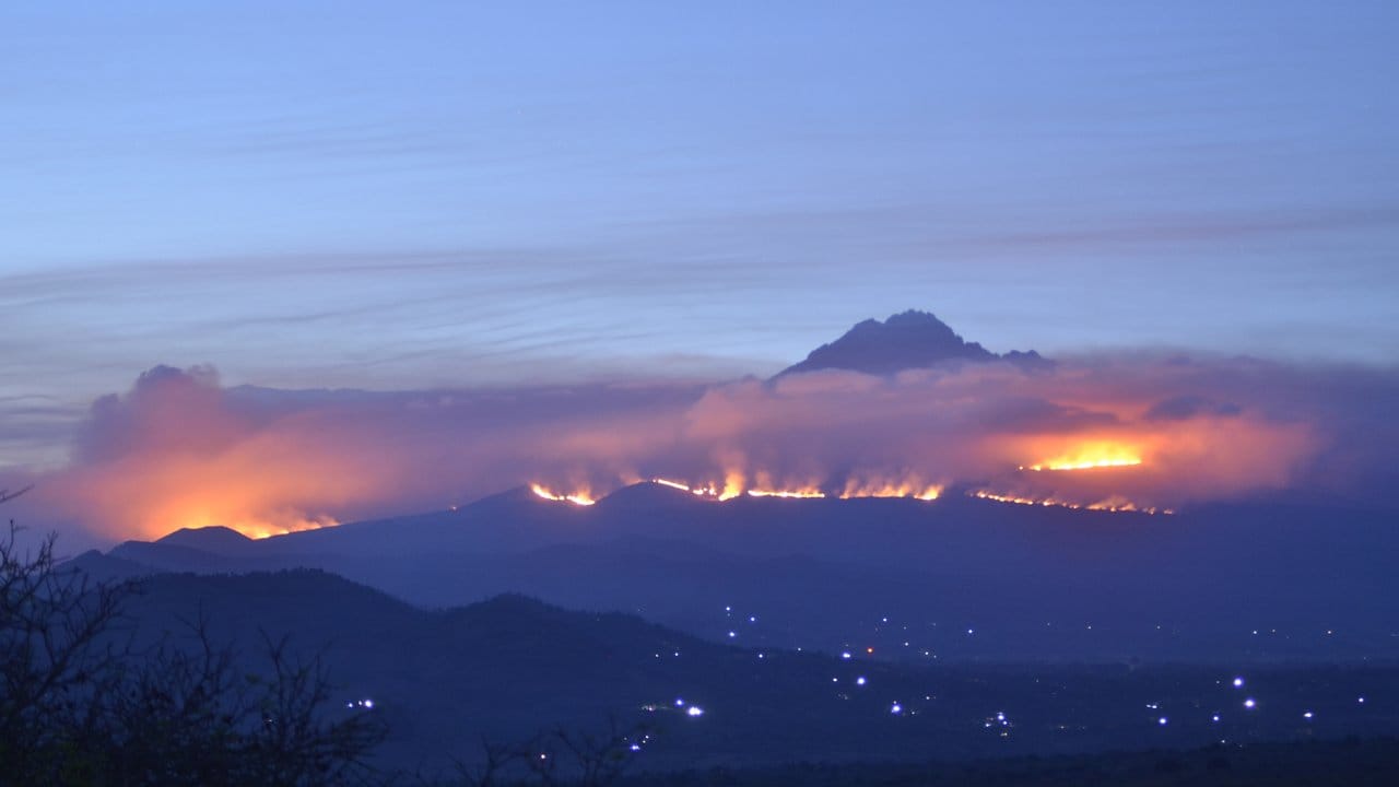 Weithin sichtbar sind die Rauchwolken eines Feuers auf dem Kilimandscharo.