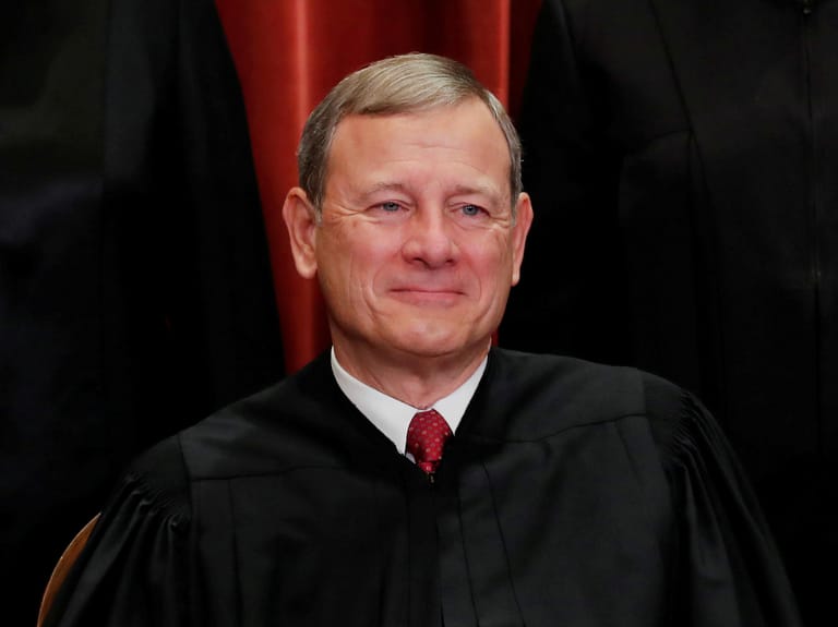John Roberts (65) ist seit 2005 der Vorsitzende des Supreme Courts. Nominiert wurde er durch US-Präsident George W. Bush. Roberts scheut die Öffentlichkeit – laut Umfragen kennen nur wenige US-Amerikaner seinen Namen. Er gilt als konservativer Richter, stimmte aber bei einigen Entscheidungen auch mit den demokratischen Mitgliedern des Gerichts.
