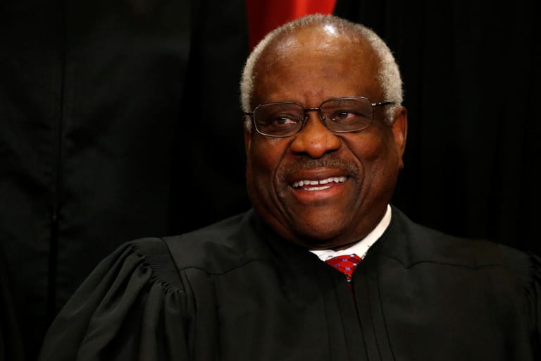 Clarence Thomas (72) wurde 1991 von Präsident George H. W. Bush für den Supreme Court nominiert. Ebenso wie Amy Coney Barrett vertritt auch Thomas die Denkschule der Originalisten, wonach der Verfassungstext wortwörtlich auszulegen ist. Er gilt als erzkonservativ: So stimmte er für den Erhalt des Grundrechts auf privaten Waffenbesitz und für ein Gesetz, das es ermöglichte, Werbung im Rahmen des Wahlkampfes mit Großspenden zu unterstützen.
