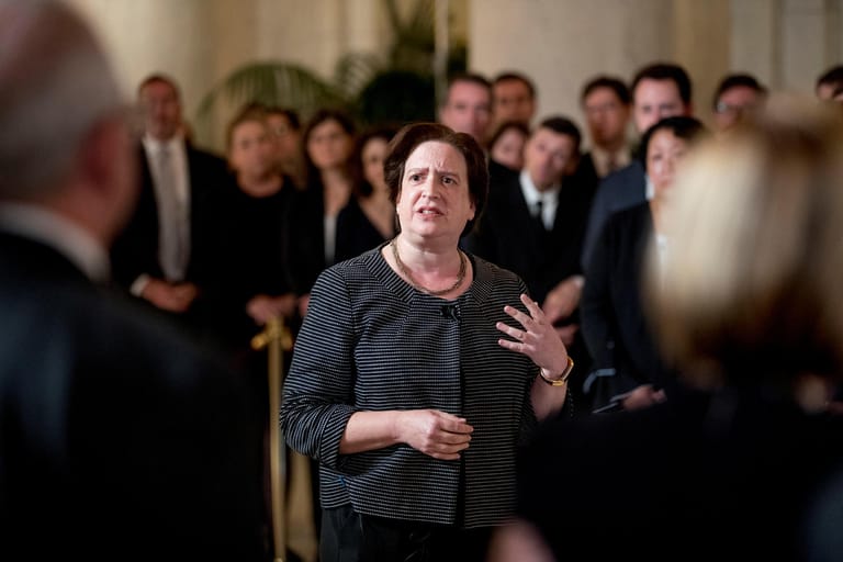 Elena Kagan (60) wurde im Jahr 2010 an den Obersten Gerichtshof berufen. Sie ist die vierte weibliche Richterin im Supreme Court. Von Obama nominiert, vertrat sie die Verfassungsmäßigkeit seiner Gesundheitsreform "Obamacare". Als Verfechterin strengerer Waffengesetze und liberalerer Abtreibungsrechte gilt sie als weitgehend linksliberal.