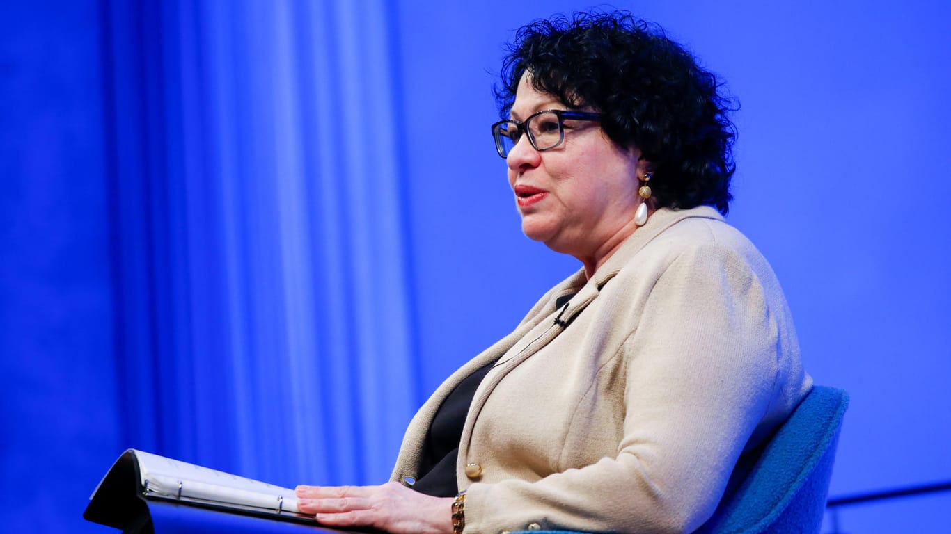 Sonia Sotomayor (66) arbeitete zunächst als Anwältin und Richterin in New York. Im Mai 2009 wurde sie von US-Präsident Barack Obama für den Supreme Court nominiert. Sotomayor gilt als Vertreterin der politischen Mitte, liberale Positionen nahm sie bei Fragen zur Todesstrafe oder zu Bildungs- und Lohngerechtigkeit ein.