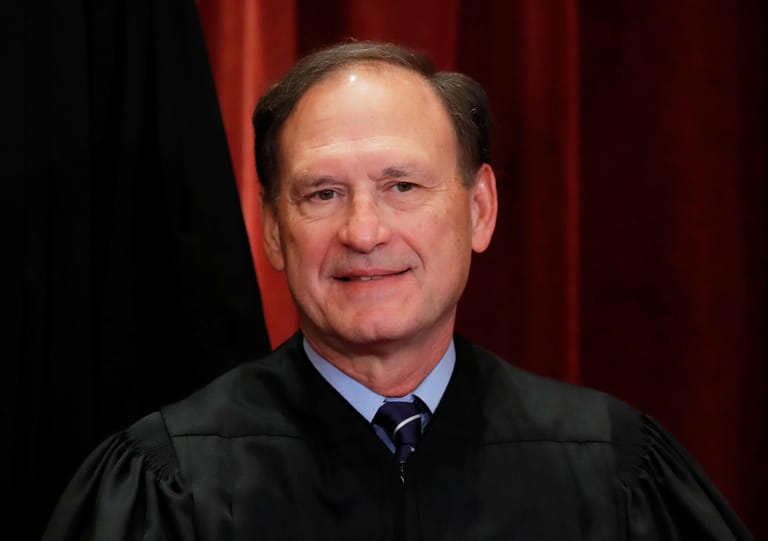 Samuel Alito (70) wurde 2005 von George W. Bush nominiert, 2006 nahm er seinen Platz am Obersten Gerichtshof ein. Zuvor war er für das Justizministerium und als Bundesstaatsanwalt für New Jersey tätig. Der Katholik gilt als erzkonservativ und trat vehement gegen ein Recht auf Abtreibung und gegen gleichgeschlechtliche Ehen ein. Auch stimmte er für konservativ geprägte Urteile zu Waffenrecht, Verhütung und Wahlkampffinanzierung.