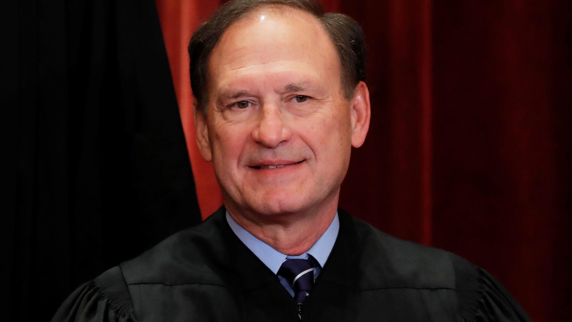 Samuel Alito (70) wurde 2005 von George W. Bush nominiert, 2006 nahm er seinen Platz am Obersten Gerichtshof ein. Zuvor war er für das Justizministerium und als Bundesstaatsanwalt für New Jersey tätig. Der Katholik gilt als erzkonservativ und trat vehement gegen ein Recht auf Abtreibung und gegen gleichgeschlechtliche Ehen ein. Auch stimmte er für konservativ geprägte Urteile zu Waffenrecht, Verhütung und Wahlkampffinanzierung.