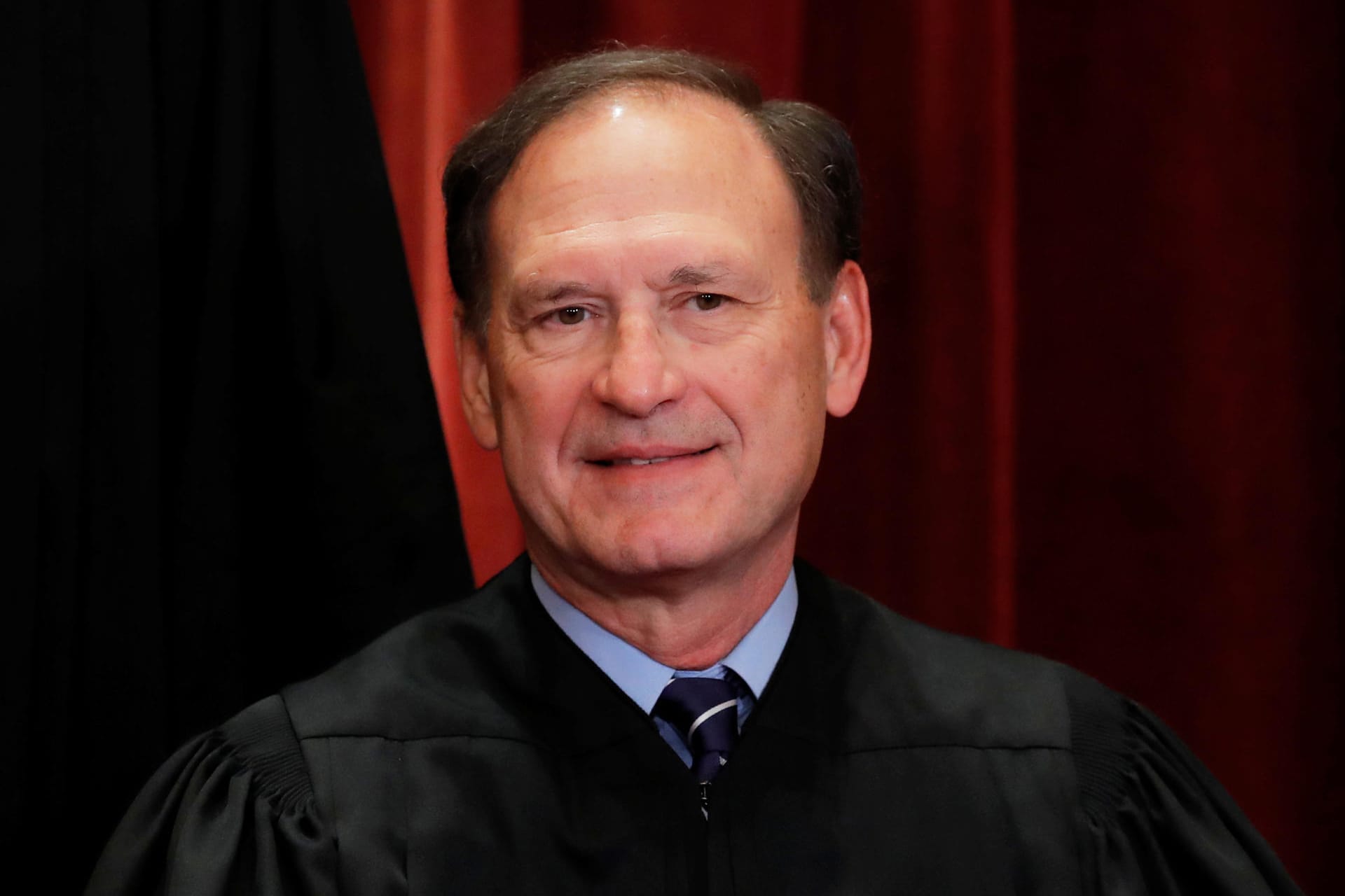 Samuel Alito (70) wurde 2005 von George W. Bush nominiert, 2006 nahm er seinen Platz am Obersten Gerichtshof ein. Zuvor war er für das Justizministerium und als Bundesstaatsanwalt für New Jersey tätig. Der Katholik gilt als erzkonservativ und trat vehement gegen ein Recht auf Abtreibung und gegen gleichgeschlechtliche Ehen ein. Auch stimmte er für konservativ geprägte Urteile zu Waffenrecht, Verhütung und Wahlkampffinanzierung.