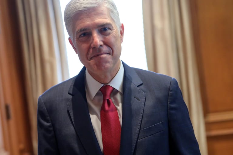 Nachdem die Republikaner 2016 die Anhörung eines von Präsident Barack Obama nominierten Richters abgelehnt hatten, nahm Neil Gorsuch (53) 2017 den Richterstuhl ein. In seiner Amtszeit sprach sich der konservative Richter für Trumps Einwanderungsstopp aus. In anderen Verfahren wiederum nahm er eine liberalere Haltung ein und setzte sich für die Stärkung der Rechte homo- und transsexueller Menschen ein.