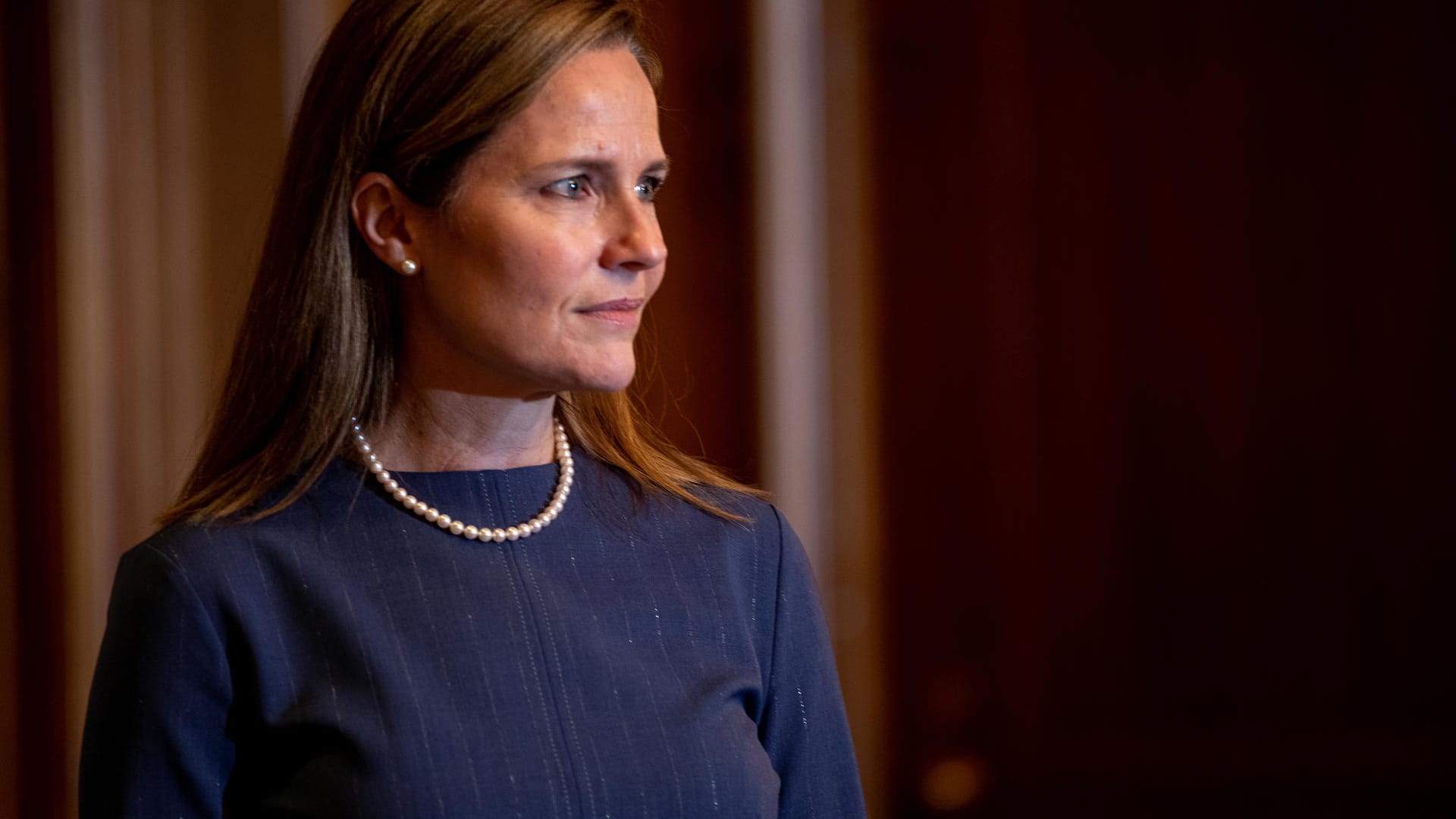 Amy Coney Barrett wurde am 26. September 2020 von US-Präsident Donald Trump als Nachfolgerin für die verstorbene Richterin Ruth Bader Ginsburg nominiert – und am 27. Oktober zur Obersten Richterin ernannt. Damit haben die Konservativen im Supreme Court eine Mehrheit von sechs zu drei Richtern. Trump hat so über seine Amtszeit hinaus seinen Einfluss auf das Verfassungsgericht gesichert.