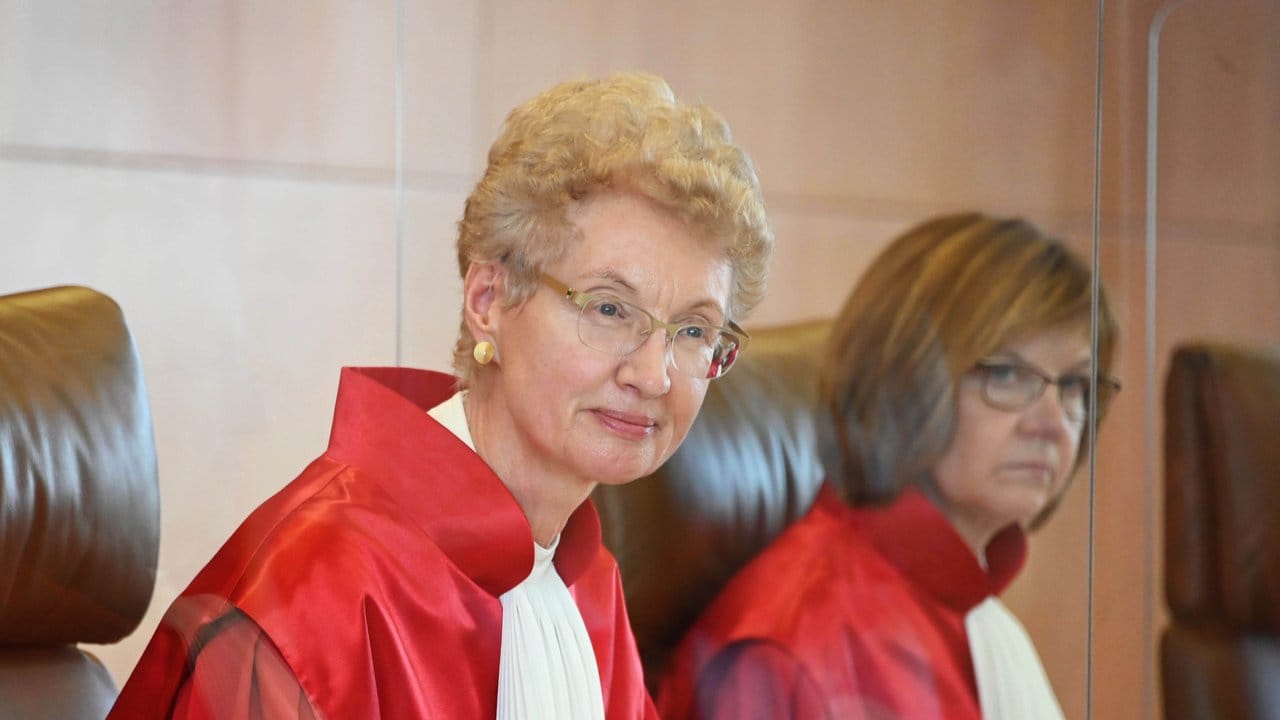 Der Zweite Senat beim Bundesverfassungsgericht, (l-r) Doris König (Vorsitz) und Monika Hermanns, eröffnet die mündliche Verhandlung zum Handelsabkommen zwischen der EU und Kanada (Ceta). Der Zweite Senat beim Bundesverfassungsgericht, (l-r) Doris König (Vorsitz) und Monika Hermanns, eröffnet die mündliche Verhandlung zum Handelsabkommen zwischen der EU und Kanada (Ceta).