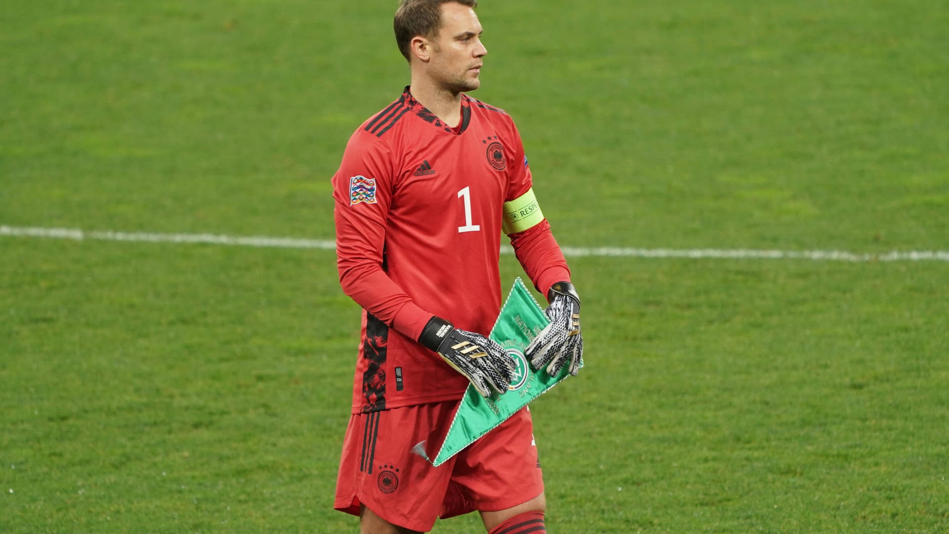 Manuel Neuer: Verhinderte in der 5. Minute zunächst stark gegen Shaqiri den frühen Rückstand, beim anschließenden Kopfballgegentor von Gavranovic dann machtlos. Hatte Glück, dass sein Aussetzer nach einer Viertelstunde nicht bestraft wurde. Ansonsten gewohnt sicher. Kurz vor Abpfiff aufmerksam, als er rechtzeitig aus seinem Tor eilte. Note 3