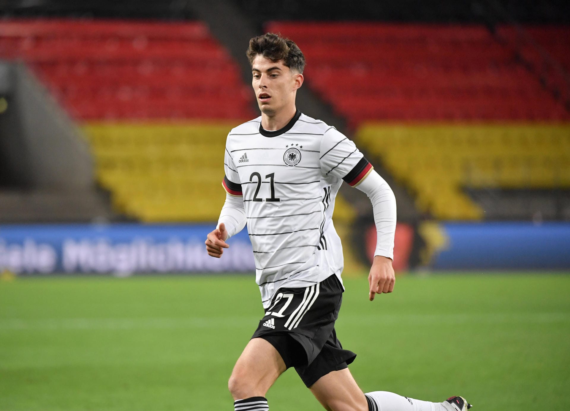 Kai Havertz (bis 77.): Leitete Deutschlands Anschlusstreffer durch Werner mit ein. Ansonsten vor allem auffällig durch die Personalrochaden mit Werner und Gnabry sowie einem Beinschuss, der verpuffte. Hatte nach der Pause nach schöner Einzelaktion die Chance aufs 2:2, scheiterte aber an Sommer. Kurz darauf dann mit starker Balleroberung und schönem Solo zum Ausgleich. Auch sonst besser drin im Spiel, behauptete gut die Bälle und war anspielbereit. Note 3