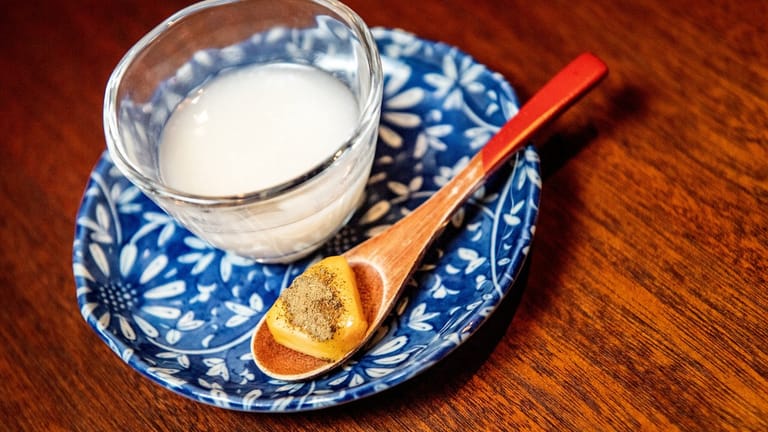 Ein Sake aus fermentiertem Reis: Er schmeckt süß und fruchtig nach Lychees.