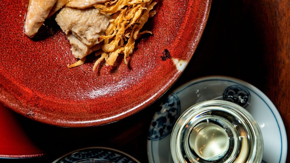 Wildschwein mit Kastanienpüree und Schwarzwurzel-Chips: Dazu passt ideal ein Glas Uroko-Sake mit seinem feinen Milchsäure-Aroma.