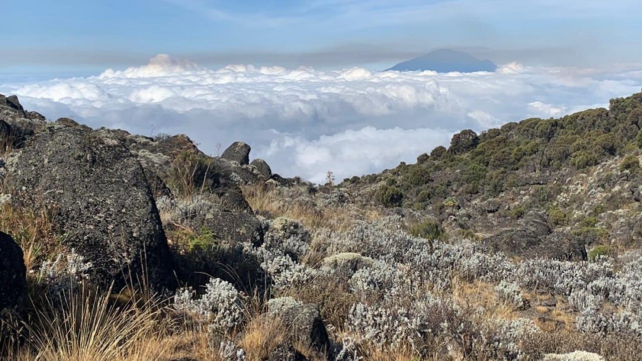 Ein Blick vom 3900 Meter hoch gelegenen Camp auf die unterhalb gelegenen Qualmwolken.