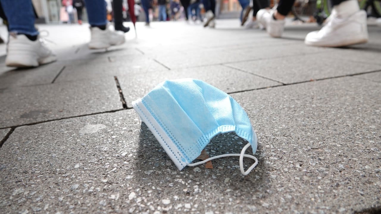Ein auf dem Boden liegender Mund-Nasen-Schutz in der Kölner Innenstadt.