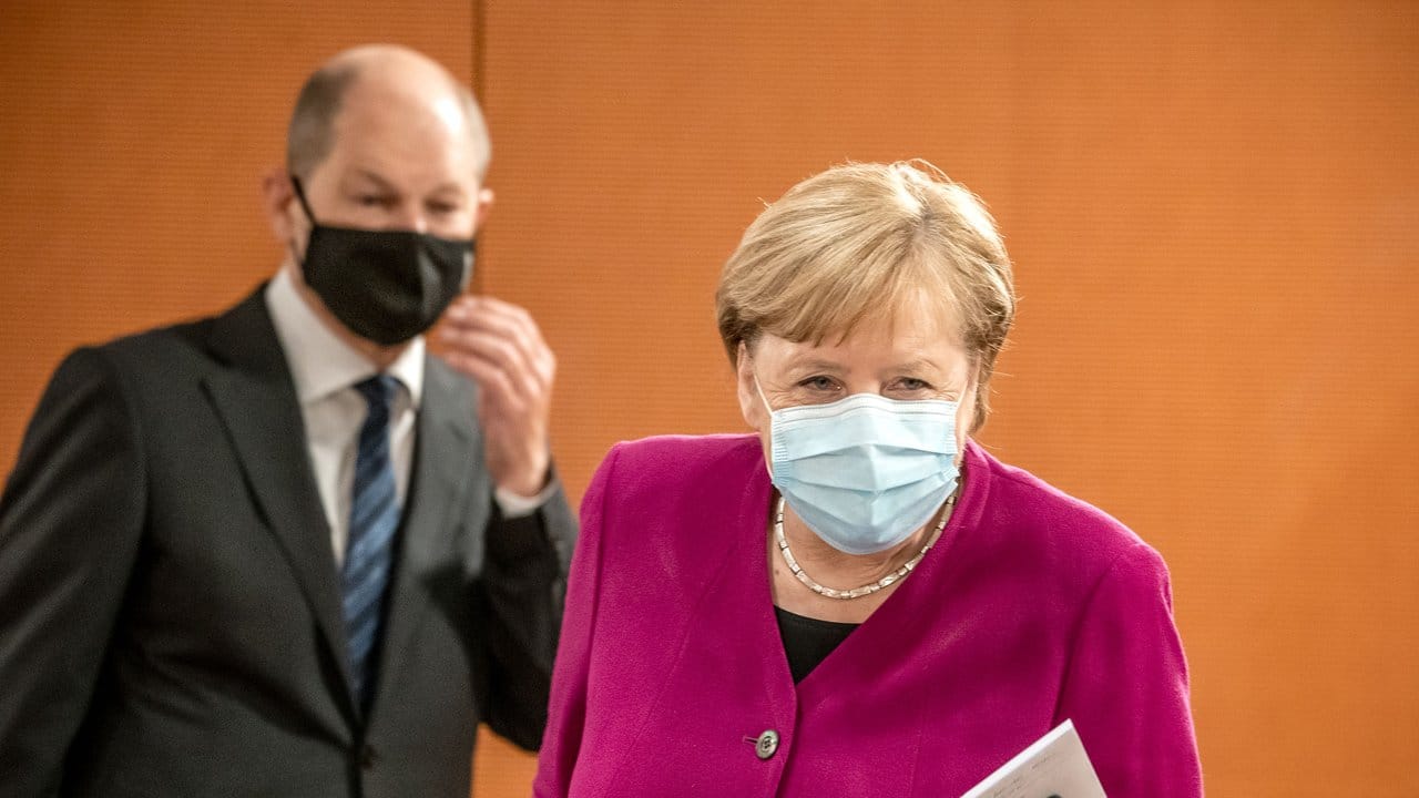 Kanzlerin Merkel und Finanzminister Scholz treffen zur Sitzung des Bundeskabinetts im Kanzleramt ein.