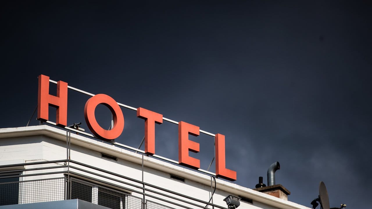Dunkle Wolken ziehen über einem Hotel in der Stuttgarter Innenstadt hinweg. Dunkle Wolken ziehen über einem Hotel in der Stuttgarter Innenstadt hinweg.