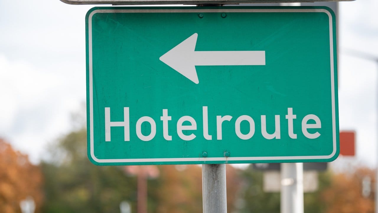 Ein Schild in Baden-Württemberg weist auf die Hotelroute hin. Ein Schild in Baden-Württemberg weist auf die Hotelroute hin.