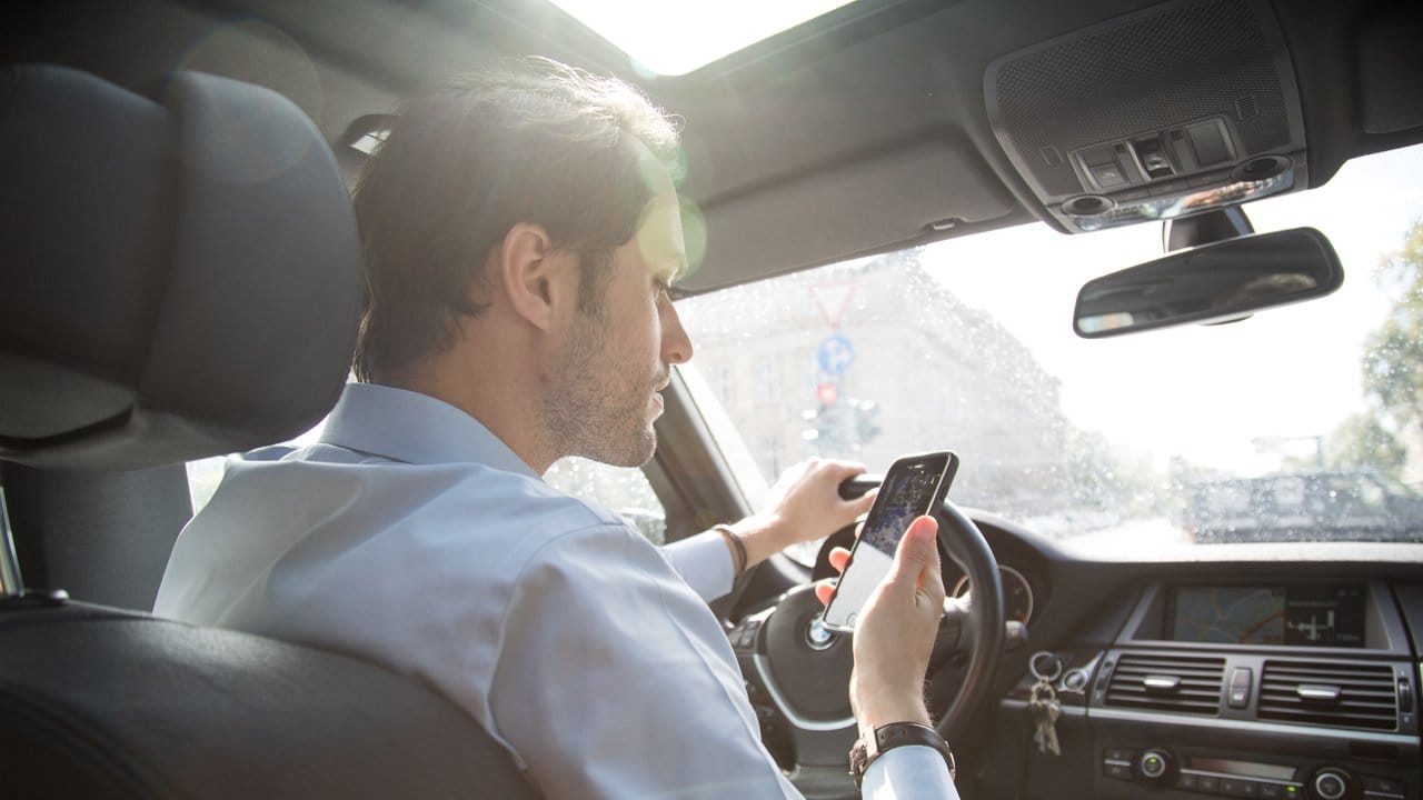 Eine Freisprecheinrichtung ist auf jeden Fall Pflicht, aber Telefonierer im Auto sollten auch über eine Außenantenne nachdenken, um den Empfang zu verbessern und die Strahlenbelastung zu senken. Eine Freisprecheinrichtung ist auf jeden Fall Pflicht, aber Telefonierer im Auto sollten auch über eine Außenantenne nachdenken, um den Empfang zu verbessern und die Strahlenbelastung zu senken.