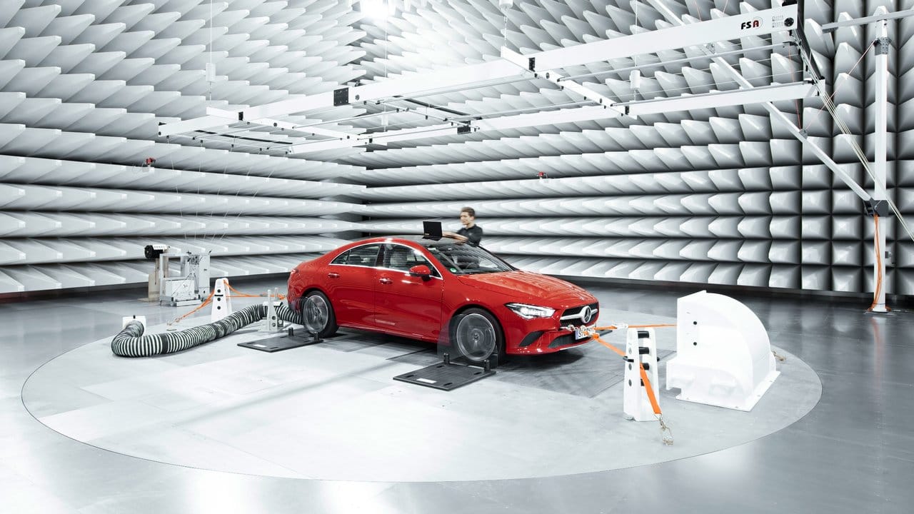 Keine Chance dem Elektrosmog: Um die Belastung der Autofahrer möglichst niedrig zu halten, unterhält Mercedes ein eigenes Testgebäude, um die Verträglichkeit elektomagnetischer Felder in seinen Autos zu prüfen. Keine Chance dem Elektrosmog: Um die Belastung der Autofahrer möglichst niedrig zu halten, unterhält Mercedes ein eigenes Testgebäude, um die Verträglichkeit elektomagnetischer Felder in seinen Autos zu prüfen.
