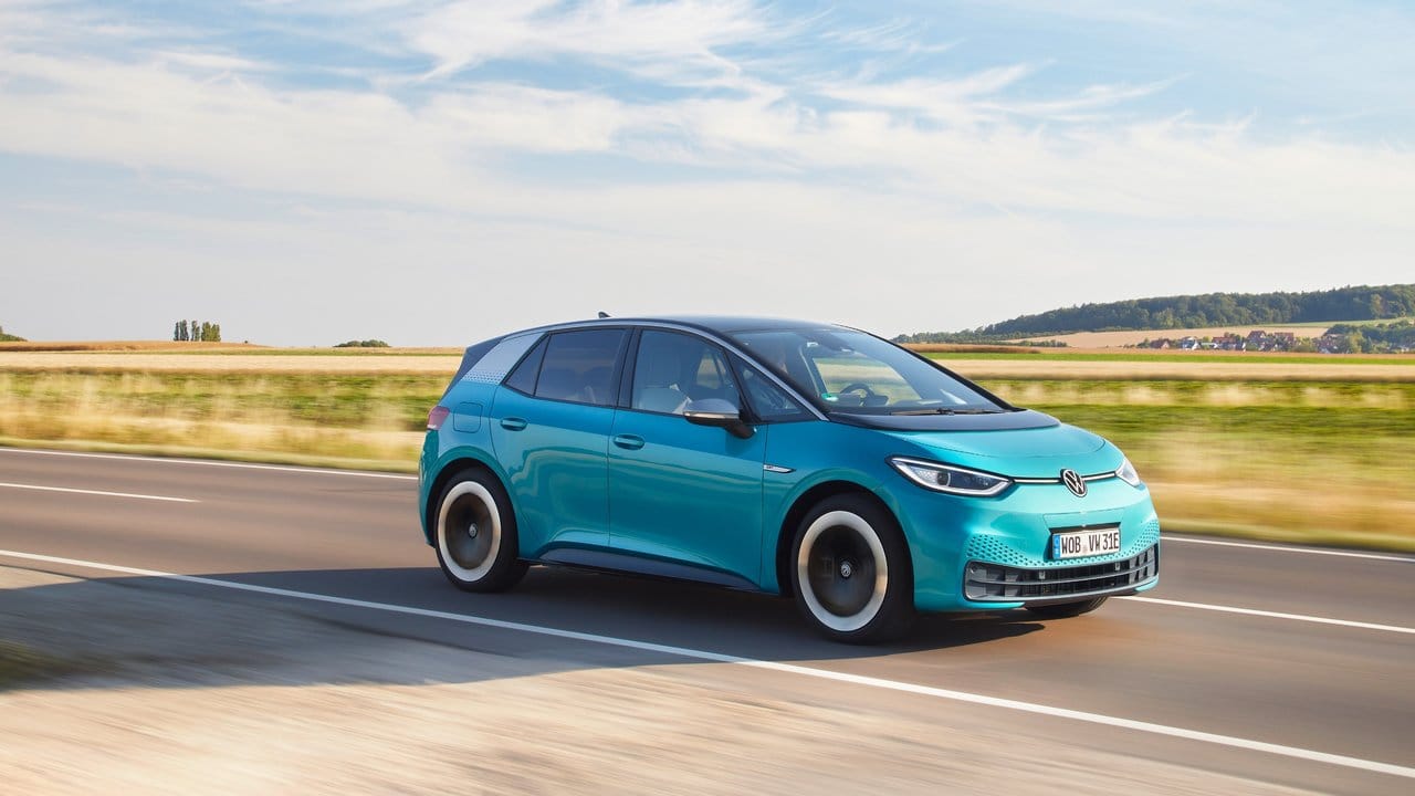 Neue Welt unter Spannung: Moderne E-Autos wie der neue VW ID. Neue Welt unter Spannung: Moderne E-Autos wie der neue VW ID.