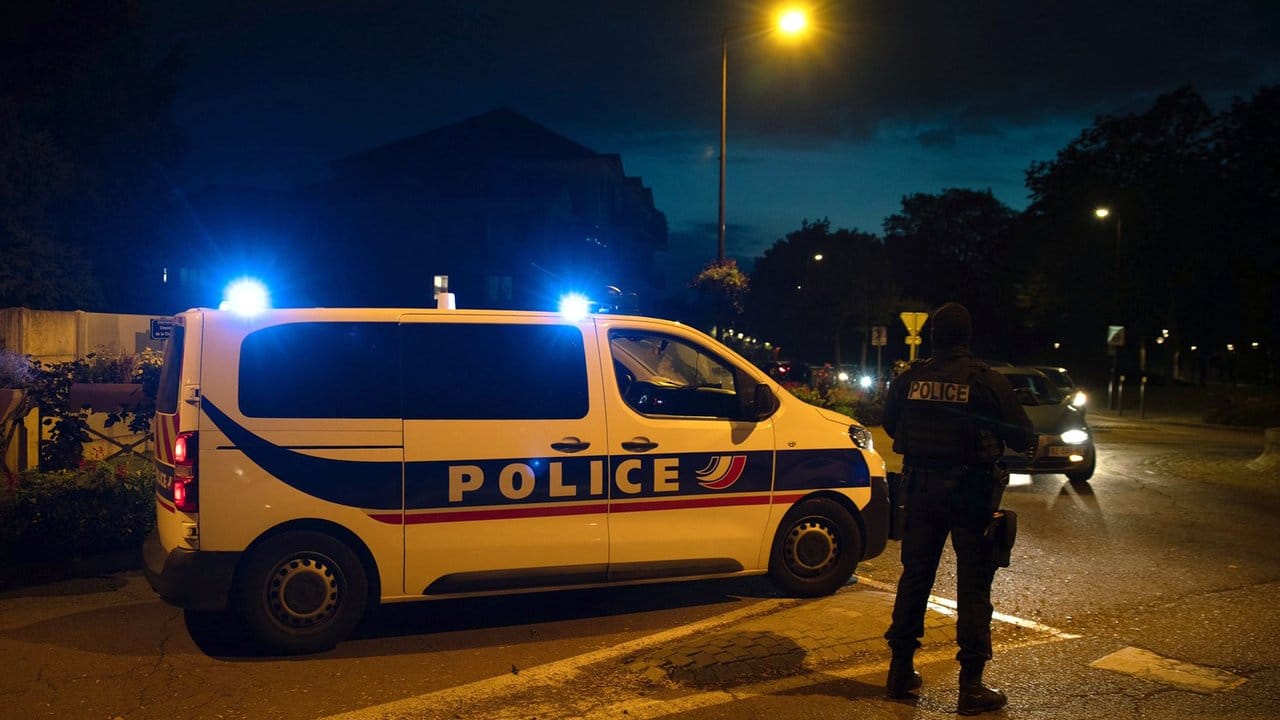 Polizisten sichern den Tatort bei Paris ab.