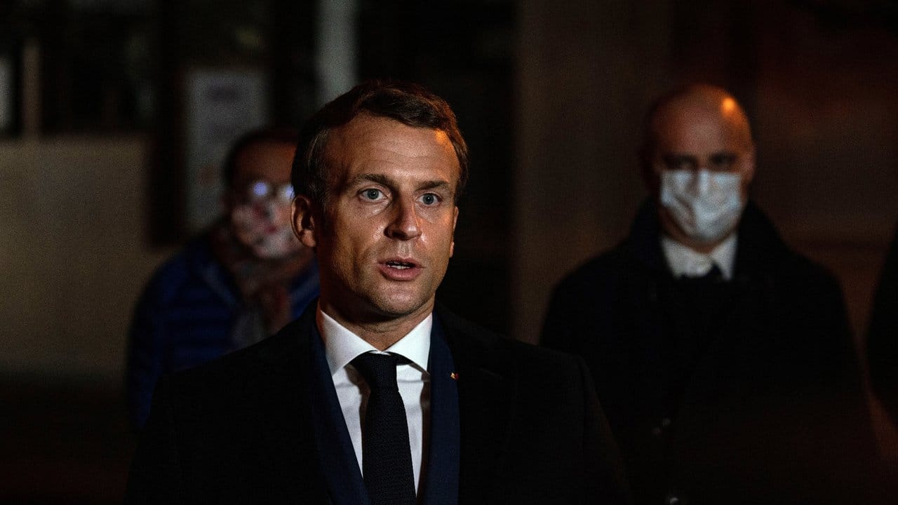 Frankreichs Präsident Emmanuel Macron war in der Nacht an den Tatort geeilt. Frankreichs Präsident Emmanuel Macron war in der Nacht an den Tatort geeilt.