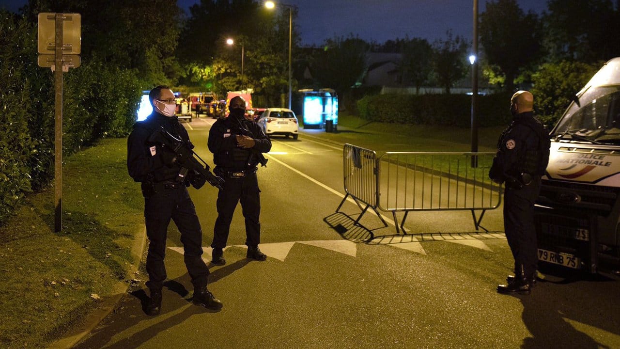 Polizisten am Tatort nahe Paris. Polizisten am Tatort nahe Paris.