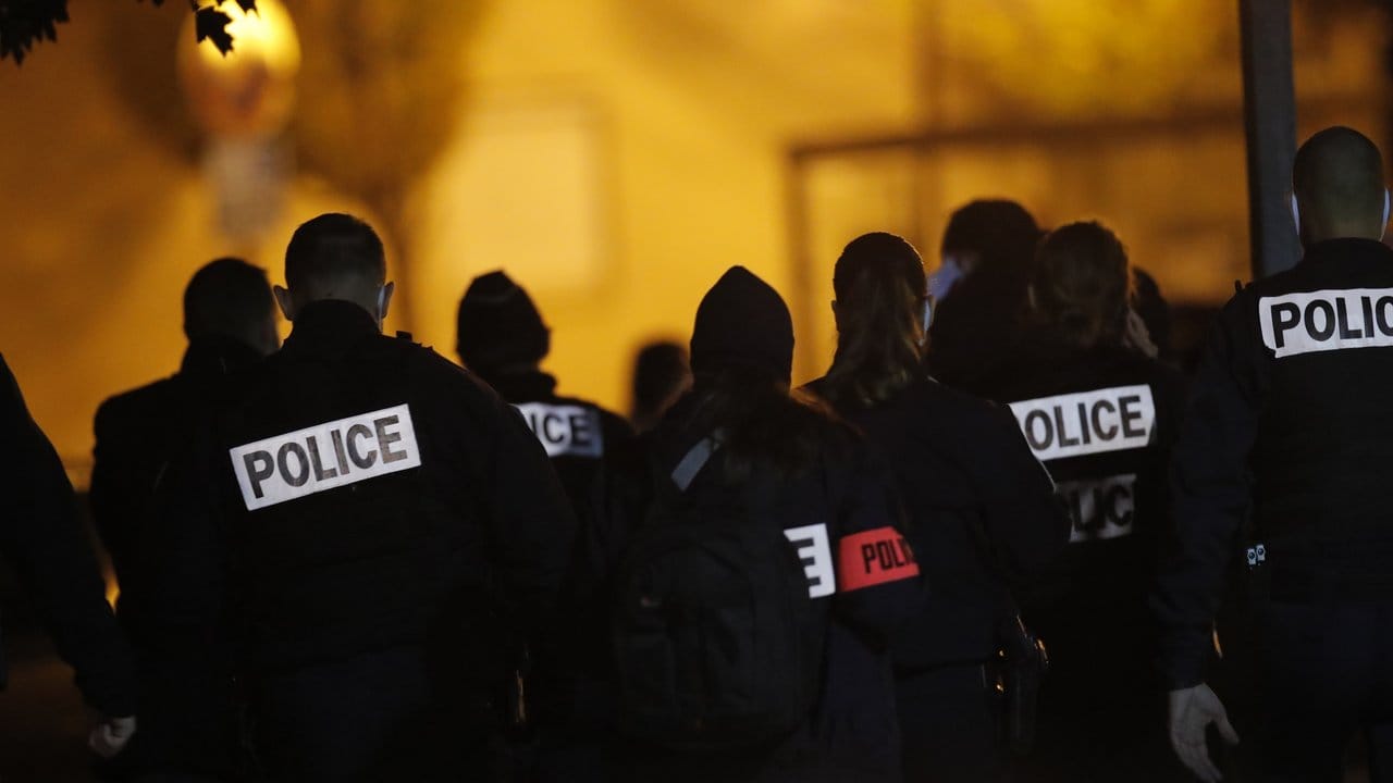 Polizisten vor einem Gymnasium, dem Tatort der brutalen Messerattacke. Polizisten vor einem Gymnasium, dem Tatort der brutalen Messerattacke.