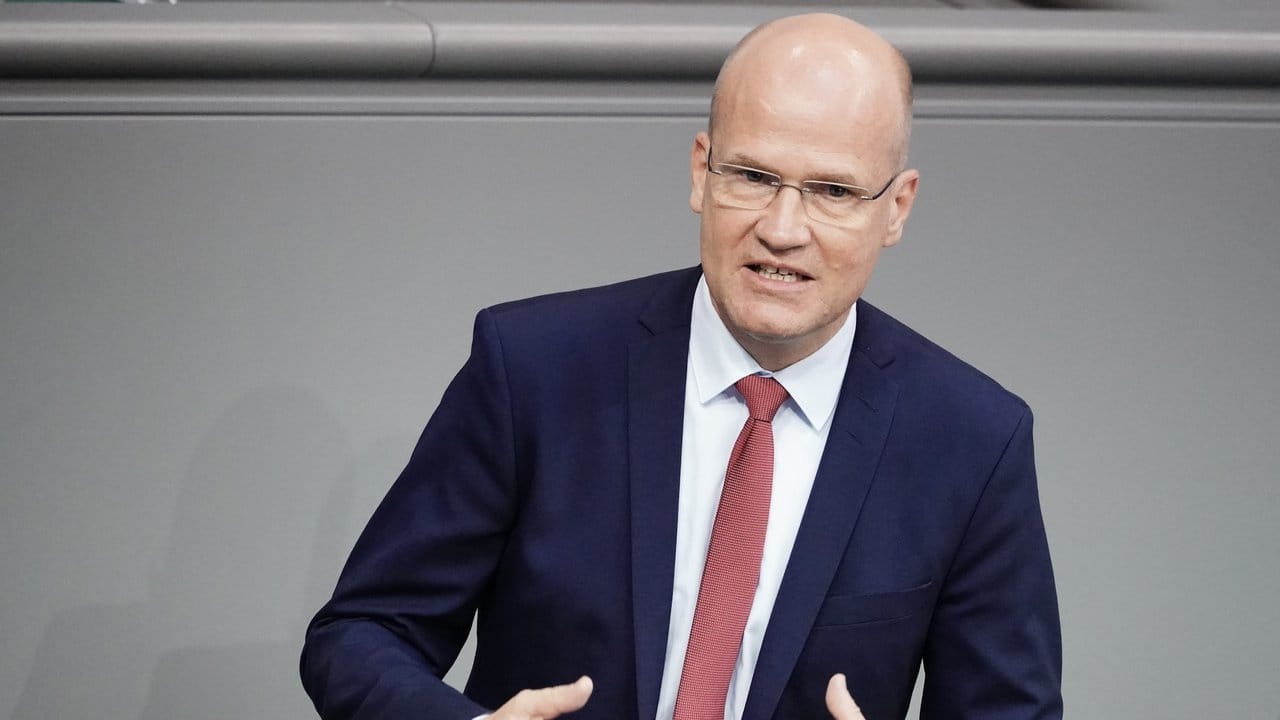 Ralph Brinkhaus (CDU) hat im Kampf gegen die in die Höhe schnellenden Corona-Infektionszahlen eine bundeseinheitliche Linie gefordert.